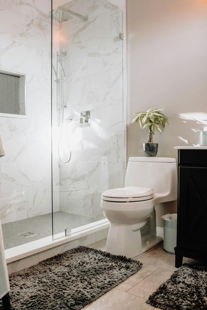 Ducha de obra con mampara de cristal instalada