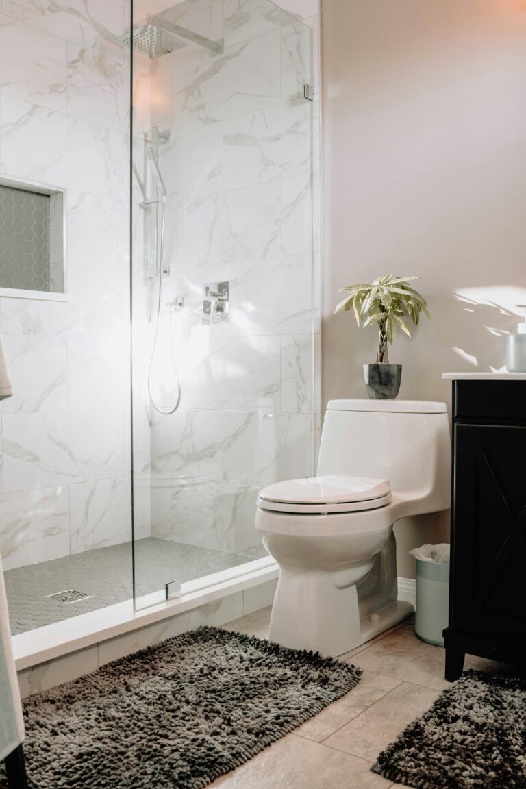 Ducha de obra con mampara de cristal instalada
