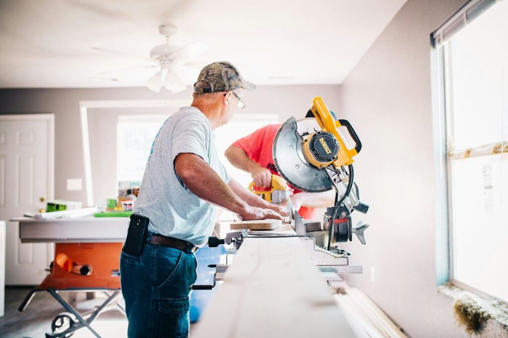 Instaladores profesionales de Tu Montaje trabajando en obra